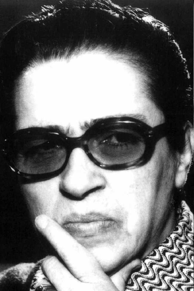 Η Σωτηρία Μπέλλου σε ασπρόμαυρη πορτρέτου φωτογραφία.